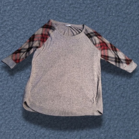 Maurices Tops - Maurices Gray and Plaid Long Sleeve Tee